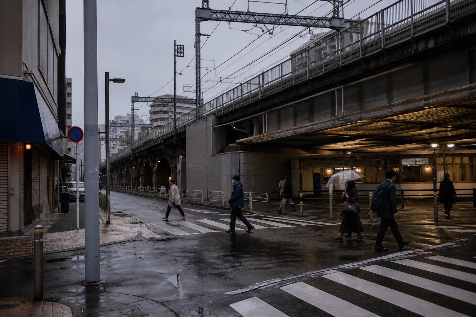 雨后城市高架下的行人